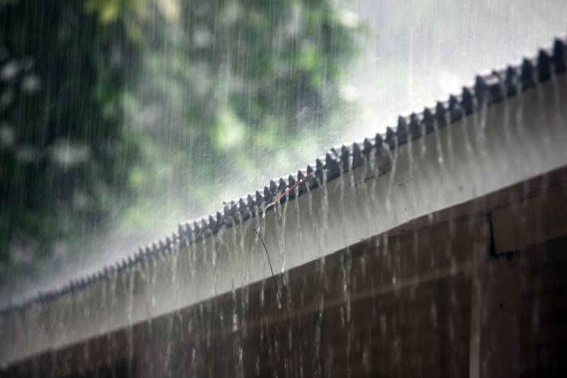 O governo do Estado intensificou as ações nas comunidades do município de Barcarena, no nordeste paraense, afetadas pela contaminação constatada pelo Instituto Evandro Chagas (IEC), no entorno da área de atuação da empresa Hydro. A força-tarefa de órgãos estaduais em parceria com a prefeitura municipal seguiu neste domingo (25), com a continuação do cadastramento de famílias, levantamento de possíveis problemas de saúde decorrentes da situação e distribuição de água potável, medidas emergenciais determinadas pelo Grupo de Trabalho do Governo do Estado. Ao todo, 30 profissionais da saúde, entre agentes de endemias e de saúde, além de 16 assistentes sociais, agentes da Defesa Civil, entre outros profissionais do Estado e Município atuam nos últimos dias nas comunidades de Bom Futuro, Vila Nova e Bujaruba. As equipes estão em campo para mapear e identificar as necessidades das famílias que residem nesses locais e que tipo de impacto que elas podem ter sofrido.
FOTO: IGOR BRANDÃO / AG PARÁ
DATA: 25.02.2018
BARCARENA - PARÁ <div class='credito_fotos'>Foto: IGOR BRANDÃO / AG. PARÁ | <a href='/midias/2018/originais/1b7aebf2-e59b-49b2-b00b-1a5364f2e7c9.jpg' download><i class='fa-solid fa-download'></i> Download</a></div>