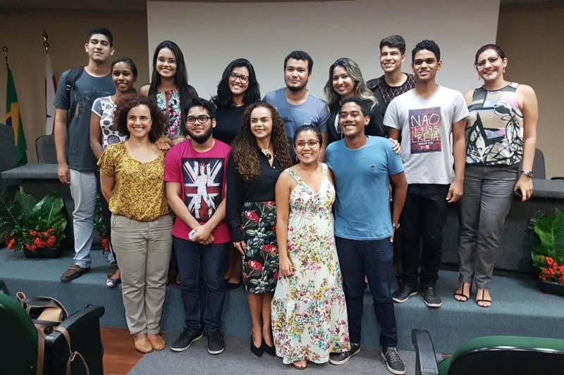 A coordenação do curso de Bacharelado de Relações Internacionais, da Universidade do Estado do Pará (Uepa), iniciou o projeto “Quintas Internacionais”, onde serão ministradas palestras e rodadas de conversas para que os alunos tenham mais contato com eventos científicos. A primeira edição do projeto foi realizada na quinta-feira, 27, com a professora Izabela Jatene, secretária estadual de Municípios Sustentáveis (Semsu), que tratou o tema Amazônia no Cenário Mundial. “Compreender a Amazônia e suas peculiaridades é de fundamental importância na área de vocês, porque o trabalho que será desenvolvido por vocês é que vai contribuir para que a Amazônia seja olhada como ela deve ser e tenha as chances de desenvolvimento que merece”, destacou Izabela Jatene (foto), ao falar com universitários dos cursos de Tecnologia em Comércio Exterior e Relações Internacionais.
FOTO: ASCOM / SEMSU
DATA: 27.04.2018
BELÉM - PARÁ <div class='credito_fotos'>Foto: DANI FILGUEIRAS / ASCOM SEMSU | <a href='/midias/2018/originais/1b7c1213-3ca2-4ff6-81f4-596668af9897.jpg' download><i class='fa-solid fa-download'></i> Download</a></div>