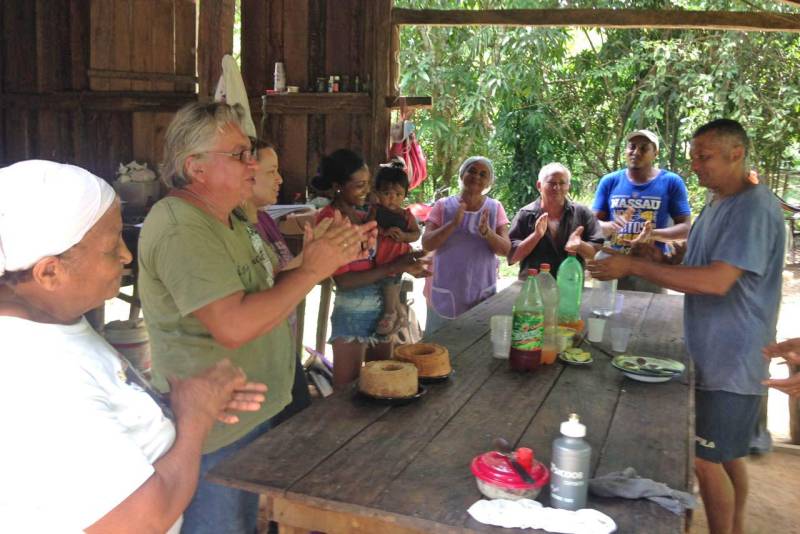 Uma agenda de atividades, que inclui oficinas e cursos (foto) de reaproveitamento de alimentos, faz parte do Programa de Assistência Técnica e Extensão Rural (Proater). Promovida pela Empresa de Assistência Técnica e Extensão Rural do Estado do Pará (Emater-Pará), em diversas comunidades da Região Metropolitana de Belém (RMB), a agenda é executada pela técnica em segurança alimentar e nutricional, Gilma Silva, especialista em alimentação alternativa, com ênfase no aproveitamento integral de alimentos. A agenda deste mês teve início no dia 3, com uma reunião no Centro de Referência em Assistência Social (Cras) Dom Zico. Na ocasião, 16 participantes, todos sem renda, conheceram os trabalhos da Emater e solicitaram o curso de reaproveitamento de alimentos. No dia 18 deste mês, 19 participantes do curso oferecido aprenderam a preparar arroz enriquecido e suco refrescante.
FOTO: ASCOM / EMATER
DATA: 22.04.2018
BELÉM - PARÁ <div class='credito_fotos'>Foto: ASCOM EMATER | <a href='/midias/2018/originais/1b7fe698-e28d-4343-a53f-ae2a1e1668e7.jpg' download><i class='fa-solid fa-download'></i> Download</a></div>