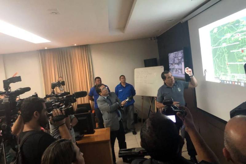 Em reunião realizada na manhã desta segunda-feira (28), na sede da Secretaria de Segurança Pública e Defesa Social do Pará (Segup), órgãos da área de segurança do Estado e de serviços essenciais definiram estratégias de enfrentamento à crise provocada pela greve dos caminhoneiros. De acordo com o coronel André Cunha (foto), secretário adjunto de Gestão Operacional, que esteve pessoalmente reunido com caminhoneiros na tarde deste domingo (27), a categoria garantiu que insumos serão liberados para abastecer as necessidades básicas da população.

FOTO: ASCOM SEGUP
DATA: 28.05.2018
BELÉM - PARÁ <div class='credito_fotos'>Foto: Rodolfo Oliveira/Ag. Pará   |   <a href='/midias/2018/originais/1b85ce0f-046a-4991-b768-8f00097b602e.jpg' download><i class='fa-solid fa-download'></i> Download</a></div>