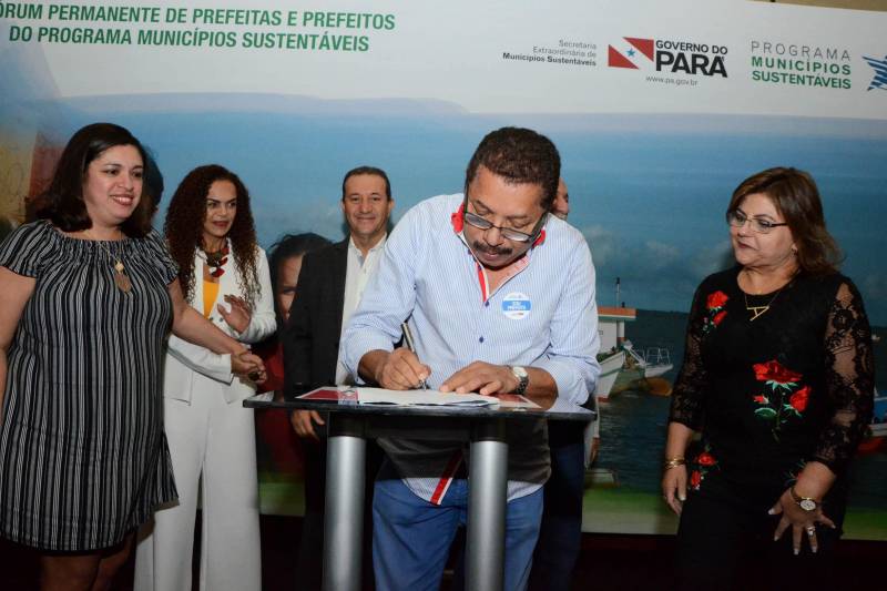 Durante o encerramento da terceira reunião do Fórum Permanente de Prefeitos e Prefeitas dos Municípios Sustentáveis, no Hangar Centro de Convenções, foram assinados convênios com prefeituras do interior para execução de obras de construção, ampliação e reforma de escolas em diversos municípios. Foram oficializadas também as Ordens de Serviços de 15 obras de reforma e ampliação de escolas em Belém e outros municípios do interior, financiadas pelo Banco Interamericano de Desenvolvimento (BID). No conjunto, essas obras representam investimento de mais de 50 milhões de reais.´As obras vão beneficiar, ao todo, mais de 21 mil estudantes. Para a secretária de Educação, Ana Claudia Serruya Hage, a estrutura física das escolas é um dos fatores que mais repercute na motivação e desempenho dos alunos. “Hoje, o Governo do Estado faz essas parcerias para melhorar a estrutura das escolas e, com isso, resgata o sentido do Pacto pela Educação, que preconiza que todos devemos nos responsabilizar pela Educação”, destacou. Na foto, Bira Barbosa, prefeito de chaves.
FOTO: ELISEU DIAS / ASCOM SEDUC
DATA: 08.02.2018
BELÉM - PARÁ <div class='credito_fotos'>Foto: Eliseu Dias / Ascom Seduc | <a href='/midias/2018/originais/1b8badad-0914-4075-a050-4b2eb0dde251.jpg' download><i class='fa-solid fa-download'></i> Download</a></div>