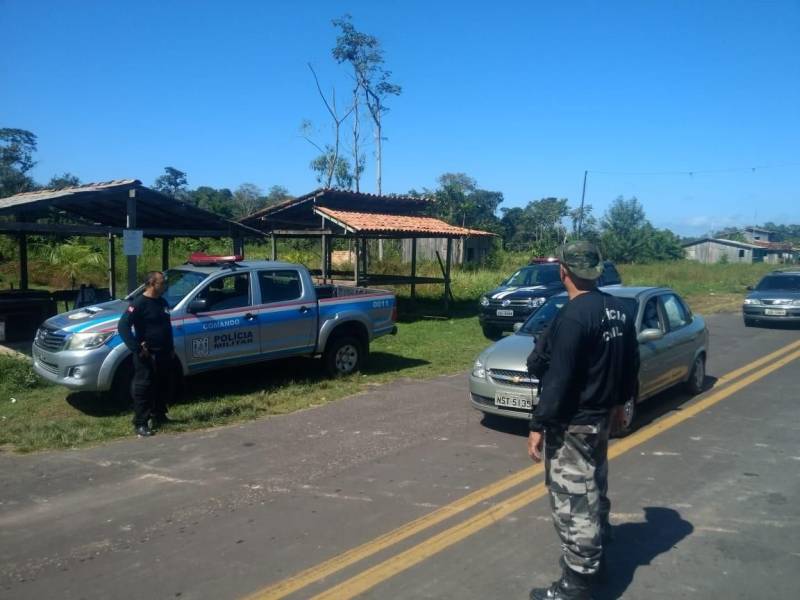 Durante as ações previstas na Operação Verão, as Polícias Civil e Militar, em conjunto com agentes de trânsito do Detran, realizaram, neste final de semana, diversas fiscalizações para prevenir ocorrências de crimes no trânsito e verificar a regularidade de veículos em tráfego nas cidades de Salvaterra e Soure, na Ilha do Marajó. Entre a noite de sexta-feira (6) e a madrugada deste domingo (8), barreiras de fiscalização foram montadas para abordar veículos em trânsito e verificar documentação. "Foram feitas revistas nas bagagens, abordagem em pessoas em atitudes suspeitas e blitzes com o Detran. No geral, tudo calmo, mas tivemos muita infração administrativa constatada pelos agentes do Detran", explica o delegado Rodrigo Amorim, titular da Superintendência da Polícia Civil na Região do Marajó Oriental, que abrange as cidades de Soure e Salvaterra, e outros quatro municípios. A maioria das infrações constatadas era quanto ao atraso no pagamento do Imposto Sobre a Propriedade de Veículos Automotores (IPVA).
FOTO: ASCOM / POLÍCIA CIVIL
DATA: 08.07.2018
SOURE - PARÁ <div class='credito_fotos'>Foto: Ascom / Polícia Civil | <a href='/midias/2018/originais/1b9029a5-cea4-4428-b300-15d64bf69104.jpg' download><i class='fa-solid fa-download'></i> Download</a></div>