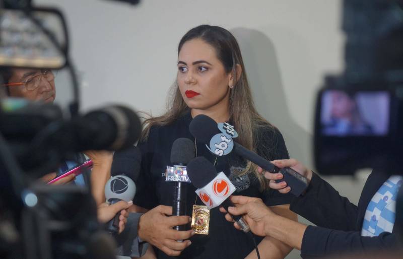 A Polícia Civil do Pará prendeu em flagrante, nesta quinta-feira (17), cinco pessoas pelo crime de pornografia infantil, em Belém, durante a Operação Luz na Infância II, deflagrada simultaneamente em 24 estados e no Distrito Federal. Ao todo, 17 mandados de busca e apreensão foram cumpridos - 15 em Belém e Ananindeua, um em Paragominas e outro em Castanhal, no nordeste paraense. Todas as prisões foram efetuadas na capital, e os detidos encaminhados para a sede da Divisão de Prevenção e Repressão a Crimes Tecnológicos (DPRCT) da Polícia Civil, no bairro do Telégrafo. A operação é coordenada nacionalmente pelo Ministério Extraordinário de Segurança Pública (MESP). Na foto, a delegada Karina Campelo, da DPRCT.
FOTO: ASCOM / POLÍCIA CIVIL
DATA: 17.05.2018
BELÉM - PARÁ <div class='credito_fotos'>Foto: Ascom / Polícia Civil | <a href='/midias/2018/originais/1b911c72-1cf3-4ffa-acf4-f2baf7e7770c.jpg' download><i class='fa-solid fa-download'></i> Download</a></div>