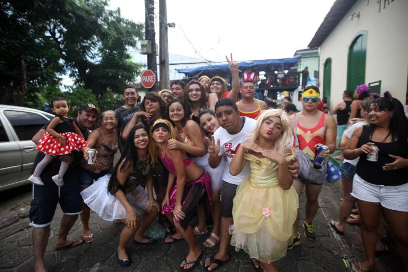 O professor Júlio Leal Gomes é natural de Vigia de Nazaré, no nordeste paraense, terra conhecida pela hospitalidade, principalmente em época festiva. Mantendo a tradição, no Carnaval Júlio e seus irmãos abrem a casa da família para amigos e outros parentes. Neste ano, o imóvel de quatro cômodos abrigou mais de 50 pessoas. Vigia tem um dos maiores e mais tradicionais carnavais do Pará. Nesta época do ano, a população do município, de 51.173 habitantes (Censo/IBGE), triplica com a chegada de brincantes oriundos de todo o Brasil, e os vigienses – igual coração de mãe - acolhem essa multidão. A estimativa é a cidade receber mais de 300 mil pessoas neste Carnaval.
FOTO: IGOR BRANDÃO / AG PARÁ
DATA: 13.02.2018
VIGIA - PARÁ <div class='credito_fotos'>Foto: IGOR BRANDÃO / AG. PARÁ | <a href='/midias/2018/originais/1b913b88-0dc9-48c7-aa4c-a513a4dcd741.jpg' download><i class='fa-solid fa-download'></i> Download</a></div>
