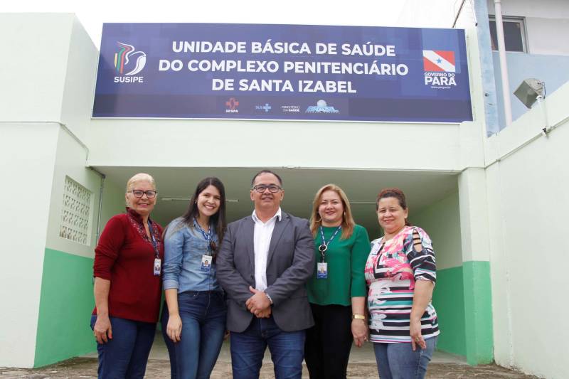 As obras da nova Unidade Básica de Saúde (UBS) do Complexo Penitenciário de Santa Izabel que irá atender mais de 4,5 mil presos foram concluídas. Nesta sexta-feira (30), o superintendente do Sistema Penitenciário do Estado (Susipe), Coronel Rosinaldo da Silva Conceição e a equipe da Diretoria de Assistência Biopsicossocial da Susipe (foto) realizaram a vistoria técnica na obra. A execução do projeto para a reforma da UBS só foi possível, através de uma parceria da Susipe com o Ministério da Saúde, por meio do governo Federal, juntamente com o governo do Estado do Pará. Os recursos investidos foram na ordem de R$ 278.817,09. A nova UBS ofertará os serviços de clínica médica, com três consultórios para atendimento, odontologia, que contará com dois consultórios, sala de enfermagem, sala para procedimentos de saúde como curativos, vacinação, exames e inalações, além de um laboratório para (TB) e sala de Raio-x. A expectativa é que a unidade faça um atendimento médio de 60 presos por dia e de cerca de 1.500 por mês.
FOTO: AKIRA ONUMA / ASCOM SUSIPE
DATA: 30.05.2018
SANTA IZABEL - PARÁ <div class='credito_fotos'>Foto: Akira Onuma / Ascom Susipe | <a href='/midias/2018/originais/1b9314f8-ab20-4212-b781-92d860c45d71.jpg' download><i class='fa-solid fa-download'></i> Download</a></div>