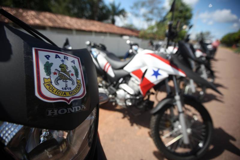 Os batalhões de Policiamento da PM de Barcarena (foto) e Abaetetuba, no Baixo Tocantins, receberam na tarde desta quinta-feira (21), 14 viaturas e 20 motocicletas para o reforço da segurança pública nas cidades. Os dois municípios pertencem ao Comando de Policiamento Regional IX, que realiza o policiamento em 10 municípios da região. O CPR IX também está formando 134 novos policias que deverão ser integrados ao policiamento no mês de julho. Participaram da entrega o comandante geral da PM, coronel Hilton Benigno, o presidente da Assembleia Legislativa do Pará (Alepa), deputado estadual Márcio Miranda e os deputados Ana Cunha e Celso Sabino. O coronel Hilton Benigno comentou que toda a frota de veículos da PM foi renovada. “A renovação traz melhores condições de trabalho ao policial”, afirmou.
FOTO: THIAGO GOMES / AG. PARÁ
DATA: 21.06.2018
BARCARENA - PARÁ <div class='credito_fotos'>Foto: Thiago Gomes /Ag. Pará | <a href='/midias/2018/originais/1b986389-899c-421b-8d8a-64fc13b89769.jpg' download><i class='fa-solid fa-download'></i> Download</a></div>
