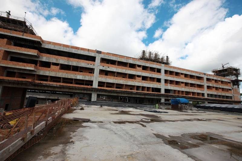 O Hospital Regional de Castanhal, referência para 21 municípios da região nordeste do estado, está com as obras em estágio avançado (foto). A informação foi dada por integrantes do governo do estado que visitaram as obras do hospital nesta quarta-feira, 20. "Será um grande e moderno hospital preparado para atendimentos de alta e média complexidades, muito bem equipado", disse o secretário de Saúde do Estado, Vitor Mateus, que acompanhou o governador durante a visita, ao lado do secretário estadual de Obras, Rui Klautau de Mendonça e do prefeito de Castanhal, Pedro Coelho, que aprovou o projeto. "Um dos nossos maiores problemas na área de saúde vai finalmente ter solução", disse o prefeito. "Muitas vezes, em casos graves, temos de deslocar os pacientes para Belém ou Paragominas, sob risco deles não suportarem a viagem. Com esse hospital, que vai ter inclusive tratamento oncológico, isso não será mais necessário" completou Pedro Coelho. 

FOTO: ANTÔNIO SILVA / AG. PARÁ
DATA: 20.06.2018
BELÉM - PARÁ <div class='credito_fotos'>Foto: Antônio Silva/Ag. Pará   |   <a href='/midias/2018/originais/1b99f966-6a5f-42bb-9cff-c4e4625f5d55.jpg' download><i class='fa-solid fa-download'></i> Download</a></div>