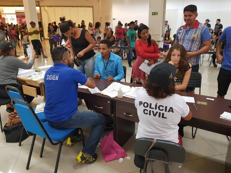 Diante da grande procura por emissão de carteira de identidade na Estação Cidadania Marabá, no sudeste paraense, a fila de espera para tirar o Registro Geral (RG) já previa atendimento até 2019. Para reduzir esse tempo de espera, a Polícia Civil do Pará começou nesta sexta-feira (23) a “Operação Polícia Cidadã”, no segundo piso do Shopping Center da sede municipal. O mutirão, que conta com 11 servidores da Secretaria de Estado de Segurança Pública e Defesa Social (Segup), prevê a emissão de 300 documentos por dia.
FOTO: KÉLIA SANTOS / ASCOM CRGSP
DATA: 23.03.2018
MARABÁ - PARÁ <div class='credito_fotos'>Foto: KÉLIA SANTOS / ASCOM CRGSP | <a href='/midias/2018/originais/1b9daf1d-518a-4e75-9667-692e338f98a6.jpg' download><i class='fa-solid fa-download'></i> Download</a></div>