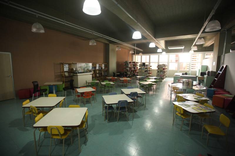 Ao entrar na Biblioteca Arthur Viana, localizada no Centro Cultural e Turístico Tancredo Neves (Centur), é possível visualizar e sentir as diferenças logo ao chegar. O espaço, que desde 2015 passava por reformas, está completamente pronto para sua reinauguração, que deve acontecer já na próxima semana. Iluminação adequada, climatização renovada, mudança de estantes e outros móveis que contribuíram para a ampliação do espaço, além de um verdadeiro upgrade em diversos espaços de convivência, serviços e estudos, trouxeram novos ares a centenária biblioteca.
FOTO: THIAGO GOMES / AG. PARÁ
DATA: 27.04.2018
BELÉM - PARÁ <div class='credito_fotos'>Foto: Thiago Gomes /Ag. Pará | <a href='/midias/2018/originais/1ba52b97-c145-46de-9076-2a16082f2f38.jpg' download><i class='fa-solid fa-download'></i> Download</a></div>