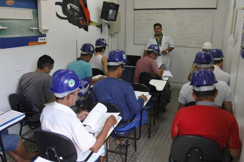 Em busca de capacitação e qualificação para o mercado de trabalho, 40 internos da Central Metropolitana II (CTM II) participam do curso de Construção Civil com Edificações Prediais, oferecido pelo Serviço Nacional de Aprendizagem Industrial (Senai), em parceria com a Superintendência do Sistema Penitenciário do Estado (Susipe). O curso (foto) terá 260 horas de duração, com aulas diárias, dentro de uma unidade móvel do Senai, no Complexo Penitenciário de Ananindeua. A carreta é estruturada com simuladores eletrônicos e hidráulicos, e salas de aula multimídia, com computadores e datashow para um ensino interativo. Essa é a primeira vez que a Central oferece um curso na área de construção civil, com o objetivo de qualificar internos custodiados. “Também é a primeira vez que a carreta-escola do Senai vem a uma Central de Triagem para desenvolver esse tipo de trabalho. Hoje, temos aqui vários presos sentenciados, e esta é uma forma de permitir que eles possam remir suas penas”, disse a diretora da casa penal, Mylene Fonseca.
FOTO: AKIRA ONUMA / ASCOM SUSIPE
DATA: 29.05.2018
BELÉM - PARÁ <div class='credito_fotos'>Foto: Akira Onuma / Ascom Susipe | <a href='/midias/2018/originais/1ba7cfe9-33e8-4c83-815e-9eaf504e641d.jpg' download><i class='fa-solid fa-download'></i> Download</a></div>