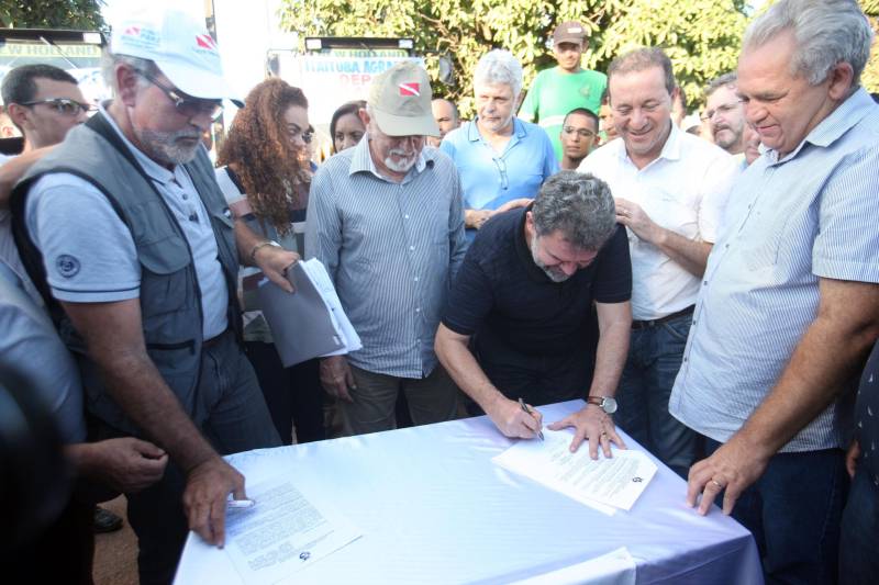 O município de Itaituba, localizado a cerca de 1,3 mil quilômetros de Belém, no sudoeste do Pará, recebeu agenda do Governo do Estado nesta terça-feira (3). O governador Simão Jatene (foto) visita uma série de obras no município, entre elas a da escola com 12 salas de aula que está sendo construída no distrito de Miritituba e do Hospital Regional Público do Tapajós. A comitiva governamental fará inspeção ainda nas obras do novo sistema de abastecimento e tratamento de água da Companhia de Saneamento do Pará (Cosanpa).
FOTO: MARCELO LELIS / AG. PARÁ
DATA: 03.07.2018
ITAITUBA - PARÁ <div class='credito_fotos'>Foto: Marcelo Lelis / Ag. Pará | <a href='/midias/2018/originais/1bb1875a-edcc-49f9-b484-2a5948daa423.jpg' download><i class='fa-solid fa-download'></i> Download</a></div>