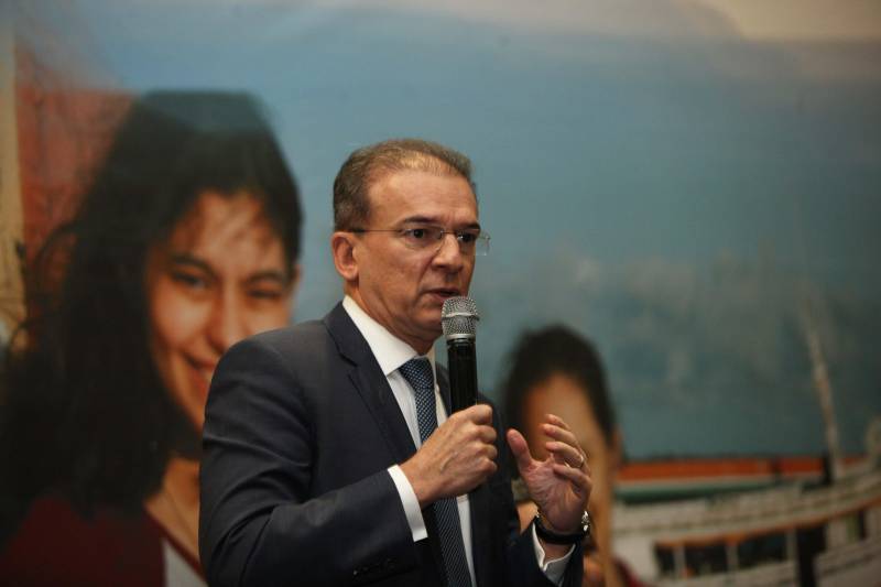 No segundo dia do Fórum Permanente de Prefeitos e Prefeitas dos Municípios Sustentáveis, no Hangar Convenções e Feiras da Amazônia, gestores compartilharam experiências sobre a “Captação de Recursos, Soluções e Parcerias - Governança compartilhada como pressuposto para a Gestão Eficiente”. Nesta quinta-feira (8), também foram assinadas ordens de serviços entre Governo do Estado e prefeituras para obras de infraestrutura e educação que totalizam um valor de mais de 50 milhões de reais. De serviços de pavimentação asfáltica a reforma e ampliação de escolas, os convênios e ordens de serviço totalizam R$52.946.186,86, recursos a serem repassados pelo Governo do Estado e pelo BID, Banco Interamericano de Desenvolvimento, com a contrapartida de alguns municípios. Na foto, o procurador-geral do Estado, Ophir Cavalcante Junior.
FOTO: SIDNEY OLIVEIRA / AG PARÁ
DATA: 08.02.2018
BELÉM - PARÁ
<div class='credito_fotos'>Foto: Sidney Oliveira/Ag. Pará | <a href='/midias/2018/originais/1bb45280-95b1-4ff4-bc69-817a49a1e106.jpg' download><i class='fa-solid fa-download'></i> Download</a></div>
