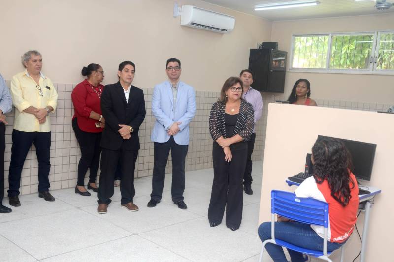 A Escola de Ensino Fundamental e Médio Raimundo Vera Cruz, localizada às margens da BR-316, no município de Ananindeua (Região Metropolitana de Belém), recebeu nesta quarta-feira (19) alunos, coordenadores, professores e toda a equipe responsável pela obra de reforma, e agora integra o grupo de mais 11 estabelecimentos de ensino entregues somente em dezembro no Pará. O prédio tem vários anexos, e todos passaram por total reestruturação. Com 12 salas de aula, a escola dispõe ainda de laboratório de informática e laboratório multidisciplinar, além de sala de atendimento especializado, auditório, quadra poliesportiva e um amplo e climatizado refeitório. Tudo dentro dos padrões de acessibilidade.

FOTO: RAI PONTES / ASCOM SEDUC
DATA: 19.12.2018
ANANINDEUA - PARÁ <div class='credito_fotos'>Foto: Rai Pontes/Ascom Seduc   |   <a href='/midias/2018/originais/1bb62167-4da4-4012-9fce-acab9d40b88c.jpg' download><i class='fa-solid fa-download'></i> Download</a></div>