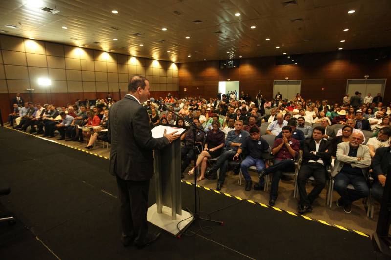 No segundo dia do Fórum Permanente de Prefeitos e Prefeitas dos Municípios Sustentáveis, no Hangar Convenções e Feiras da Amazônia, gestores compartilharam experiências sobre a “Captação de Recursos, Soluções e Parcerias - Governança compartilhada como pressuposto para a Gestão Eficiente”. Nesta quinta-feira (8), também foram assinadas ordens de serviços entre Governo do Estado e prefeituras para obras de infraestrutura e educação que totalizam um valor de mais de 50 milhões de reais. De serviços de pavimentação asfáltica a reforma e ampliação de escolas, os convênios e ordens de serviço totalizam R$52.946.186,86, recursos a serem repassados pelo Governo do Estado e pelo BID, Banco Interamericano de Desenvolvimento, com a contrapartida de alguns municípios. Na foto, o presidente da Alepa, deputado Márcio Miranda.
FOTO: SIDNEY OLIVEIRA / AG PARÁ
DATA: 08.02.2018
BELÉM - PARÁ
<div class='credito_fotos'>Foto: Sidney Oliveira/Ag. Pará | <a href='/midias/2018/originais/1bb8fc72-a020-4976-8764-4b161370ad68.jpg' download><i class='fa-solid fa-download'></i> Download</a></div>
