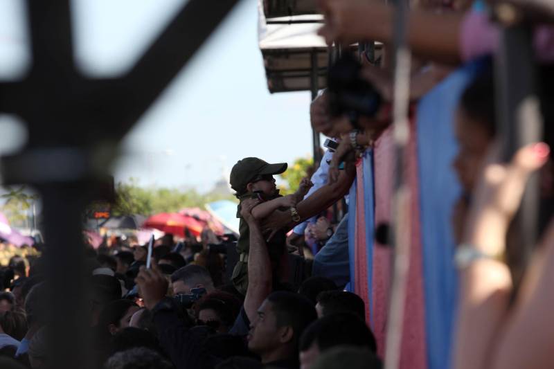 A cerimônia de formatura dos novos praças da Polícia Militar ocorreu na manhã desta segunda-feira (9), simultaneamente, em Belém e outros seis municípios paraenses: Santa Izabel, Castanhal, Barcarena, Capanema, Bragança e Tucuruí. Em Parauapebas, Marabá, Breves, Soure e Conceição do Araguaia, a formatura será celebrada na quinta-feira, dia 12. Na sexta-feira, dia 13, é a vez de Santarém, Altamira, Paragominas e Itaituba. O governador Simão Jatene presidiu a cerimônia de formatura no Portal da Amazônia, bairro da Cidade Velha, em Belém. Milhares de familiares dos formandos lotaram o espaço para entregar aos novos policiais militares seus diplomas de conclusão de curso.
FOTO: SIDNEY OLIVEIRA / AG. PARÁ
DATA: 09.07.2018
BELÉM - PARÁ <div class='credito_fotos'>Foto: Sidney Oliveira/Ag. Pará | <a href='/midias/2018/originais/1bba26b1-121a-45f5-9fdf-79076faa3eb2.jpg' download><i class='fa-solid fa-download'></i> Download</a></div>