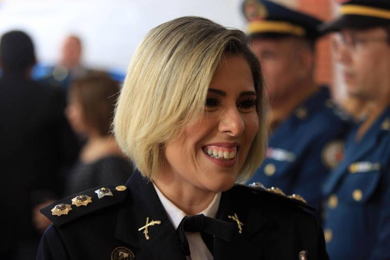 A Secretaria de Estado de Segurança Pública e Defesa Social (Segup), por meio do Instituto de Ensino de Segurança Pública (Iesp), realizou, nesta quarta-feira, 28, no auditório do Ciaba, as formaturas das turmas do Curso Superior de Polícia e Bombeiro Militar CSPBM/2018- Especialização em Gestão Estratégica e Defesa Social e dos cursos de Aperfeiçoamento de Oficiais- CAO/2018 da Polícia Militar do Pará e do Corpo de Bombeiros Militar do Pará- Especialização em Defesa Social em Cidadania. Com a média de 9,75, o primeiro lugar do Curso Superior de Polícia e Bombeiro Militar foi da cearense Keydna Carneiro (foto), 24 anos de PM, de 42 anos.

FOTO: SIDNEY OLIVEIRA / AG. PARÁ
DATA: 28.11.2018
BELÉM - PARÁ <div class='credito_fotos'>Foto: Sidney Oliveira/Ag. Pará   |   <a href='/midias/2018/originais/1bbb17ca-0d8a-4f33-b71a-1047a550d822.jpg' download><i class='fa-solid fa-download'></i> Download</a></div>