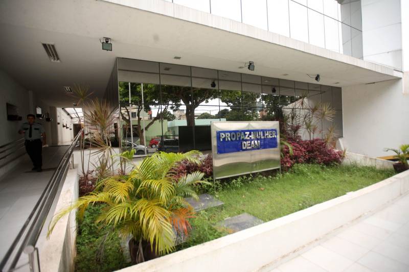 O principal órgão executor do plano é o Pro Paz Integrado, no qual se destaca a Deam/ Pro Paz Mulher. Na capital paraense, desde 2014 funciona a Deam/Pro Paz Mulher no bairro do Marco, núcleo de atendimento onde as mulheres encontram, em um mesmo lugar, todos os serviços necessários para denunciar e se proteger contra a violência doméstica.
FOTO: THIAGO GOMES / ARQUIVO AG. PARÁ
DATA: 08.03.2018
BELÉM - PARÁ <div class='credito_fotos'>Foto: Thiago Gomes /Ag. Pará | <a href='/midias/2018/originais/1bc72952-5cd5-408a-ad88-f2beec3fc097.jpg' download><i class='fa-solid fa-download'></i> Download</a></div>