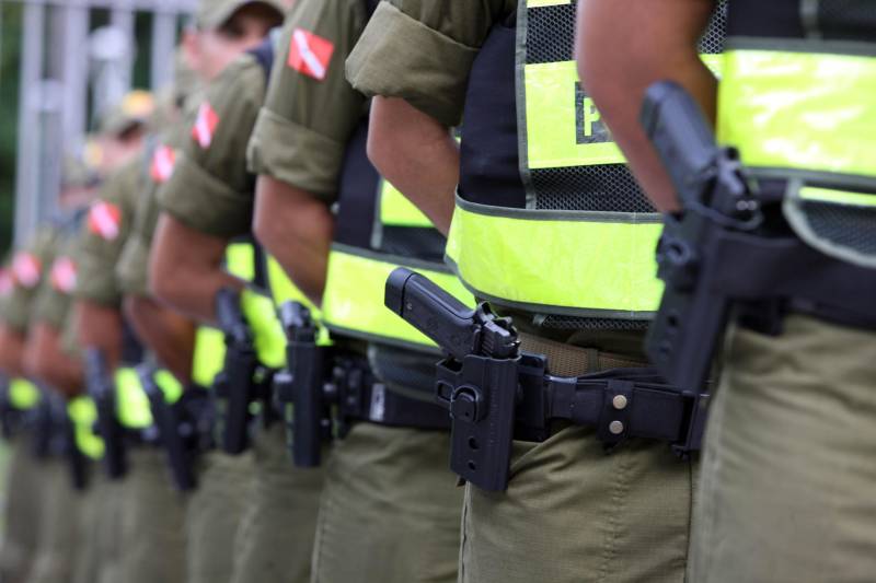 Cerca de 2 mil alunos do curso de formação de praças da Polícia Militar cumprem neste sábado (12) uma etapa importante da preparação: eles saem pela primeira vez às ruas, no estágio supervisionado, para vivenciar situações reais da carreira e, ao mesmo tempo, reforçar o policiamento ostensivo. Em Belém, cerca de 500 homens e mulheres se concentraram na Praça Santuário, em frente à Basílica de Nazaré, e saíram, em seguida, para diversos pontos da capital. A ação faz parte do pacote de medidas de combate à criminalidade e reforço da segurança pública anunciado pelo Governo do Estado.
FOTO: SIDNEY OLIVEIRA / AG. PARÁ
DATA: 12.05.2018
BELÉM - PARÁ <div class='credito_fotos'>Foto: Sidney Oliveira/Ag. Pará | <a href='/midias/2018/originais/1bc757d3-b98f-4a86-8cb3-42a76bd3e3cd.jpg' download><i class='fa-solid fa-download'></i> Download</a></div>