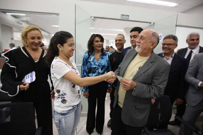 Carteira de identidade, habilitação e de trabalho. Seguro-desemprego, segunda via de boletos de água e multas de transito. Registros na Junta Comercial e DARFs de impostos. Registros de ocorrências na polícia e queixas ao Procon. Tudo num só lugar, rápido e fácil. O governador Simão Jatene (foto) entregou nesta sexta-feira, 04, à população a Estação Cidadania do Shopping Pátio Belém. É a sexta unidade de atendimento à população no estado do Pará. Num espaço de mais de mil metros quadrados, a população poderá contar com serviços de órgãos como: Banpará; Polícia Civil; Procon; Secretaria de Justiça e Direitos Humanos; Sistema Nacional de Empregos; Secretaria de Assistência Social, Trabalho e Renda; Junta Comercial do Estado, Secretaria da Fazenda, Cosanpa, Detran, Igeprev e Fundação Pro-Paz. Além desses, as novidades ficam por conta do Hemopa, oferecendo a possibilidade do cidadão doar sangue e da Secretaria Municipal de Mobilidade (Semob).
FOTO: ANTÔNIO SILVA / AG. PARÁ
DATA: 04.05.2018
BELÉM - PARÁ <div class='credito_fotos'>Foto: Antônio Silva/Ag. Pará | <a href='/midias/2018/originais/1bca938e-7a58-4ff9-a91a-d820254f6ef7.jpg' download><i class='fa-solid fa-download'></i> Download</a></div>