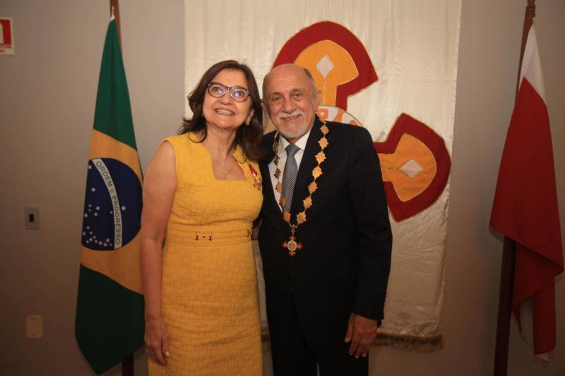 O Governo do Estado do Pará concedeu hoje 230 comendas do Mérito Grão-Pará (foto), a mais alta do Estado, a autoridades e servidores que se destacaram nos últimos oito anos de serviços prestados à população. “O ciclo que encerramos hoje não encerra nossa missão de servir ao público, porque uma vez servidores públicos, trabalhando em benefício da população, nunca mais deixamos de sê-lo, pois essa missão fica gravada em nossos corações”, disse o governador Simão Jatene aos agraciados. O governador entregou, pessoalmente, uma a uma as condecorações.  Das 230 medalhas, 14 foram no grau de Grande Oficial, 60 no grau de Comendador, 8 no grau de Oficial e 11 no grau de Cavaleiro aos servidores civis. Entre os militares, 4 receberam no grau de Comendador, 38 de Oficial e 109 no grau de Cavaleiro.

FOTO: CRISTINO MARTINS / AG. PARÁ
DATA: 31.12.2018
BELÉM - PARÁ <div class='credito_fotos'>Foto: Cristino Martins/Ag. Pará   |   <a href='/midias/2018/originais/1bce318a-437d-43af-b1ca-03c4eb14c1a8.jpg' download><i class='fa-solid fa-download'></i> Download</a></div>