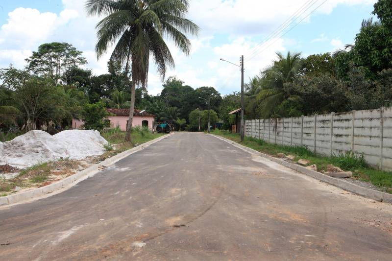 A agenda no município de Terra Alta (foto) também foi referente ao Programa Asfalto na Cidade. A Ordem de Serviço para a pavimentação de 4 km de vias urbanas foi assinada na cerimônia realizada no Auditório Municipal. 

FOTO: RODOLFO OLIVEIRA / AG. PARÁ
DATA: 13.06.2018
TERRA ALTA - PARÁ <div class='credito_fotos'>Foto: Rodolfo Oliveira/Ag. Pará   |   <a href='/midias/2018/originais/1bd65c03-2812-4151-b5b4-349b834d2fa1.jpg' download><i class='fa-solid fa-download'></i> Download</a></div>