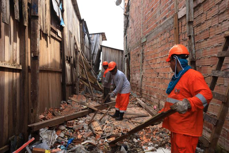 Mais de 130 benfeitorias que foram construídas de maneira irregular sobre o canal do Tucunduba foram retiradas para dar início às obras da segunda etapa do projeto de saneamento integrado da bacia do Tucunduba, que vai beneficiar 250 mil moradores dos bairros de Canudos, Guamá, Terra Firme e Marco.
FOTO: RODOLFO OLIVEIRA / AG. PARÁ
DATA: 16.05.2018
BELÉM - PARÁ <div class='credito_fotos'>Foto: Rodolfo Oliveira/Ag. Pará | <a href='/midias/2018/originais/1bd8312c-78a0-43a2-a95a-b3dbcb84ea86.jpg' download><i class='fa-solid fa-download'></i> Download</a></div>