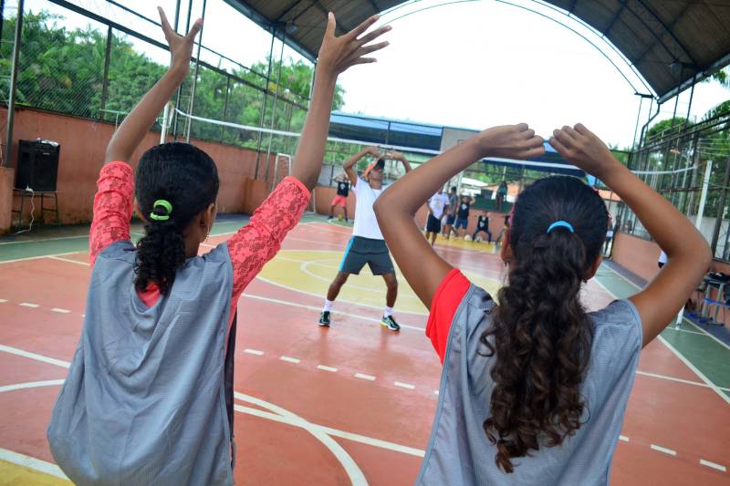 Há três anos, a Escola Municipal “Dr. Lauro Chaves”, na comunidade Baía do Sol, no Distrito de Mosqueiro, em Belém, promove a “Semana da Família”, com atividades que integram profissionais da unidade, pais e alunos. A última edição do evento contou com a participação mais efetiva da Polícia Militar e de um maior número de familiares.
FOTO: ELIELSON MODESTO / ASCOM SEGUP
DATA: 12.05.2018
MOSQUEIRO - PARÁ <div class='credito_fotos'>Foto: Elielson Modesto / Ascom Segup | <a href='/midias/2018/originais/1bdce2b7-070c-448b-b10a-7ec707dfe089.jpg' download><i class='fa-solid fa-download'></i> Download</a></div>