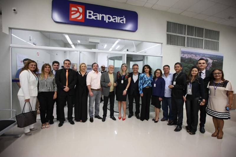 Carteira de identidade, habilitação e de trabalho. Seguro-desemprego, segunda via de boletos de água e multas de transito. Registros na Junta Comercial e DARFs de impostos. Registros de ocorrências na polícia e queixas ao Procon. Tudo num só lugar, rápido e fácil. O governador Simão Jatene (foto) entregou nesta sexta-feira, 04, à população a Estação Cidadania do Shopping Pátio Belém. É a sexta unidade de atendimento à população no estado do Pará. Num espaço de mais de mil metros quadrados, a população poderá contar com serviços de órgãos como: Banpará; Polícia Civil; Procon; Secretaria de Justiça e Direitos Humanos; Sistema Nacional de Empregos; Secretaria de Assistência Social, Trabalho e Renda; Junta Comercial do Estado, Secretaria da Fazenda, Cosanpa, Detran, Igeprev e Fundação Pro-Paz. Além desses, as novidades ficam por conta do Hemopa, oferecendo a possibilidade do cidadão doar sangue e da Secretaria Municipal de Mobilidade (Semob).
FOTO: ANTÔNIO SILVA / AG. PARÁ
DATA: 04.05.2018
BELÉM - PARÁ <div class='credito_fotos'>Foto: Antônio Silva/Ag. Pará | <a href='/midias/2018/originais/1bdd4c9f-0db4-4767-9944-1553a73a3467.jpg' download><i class='fa-solid fa-download'></i> Download</a></div>