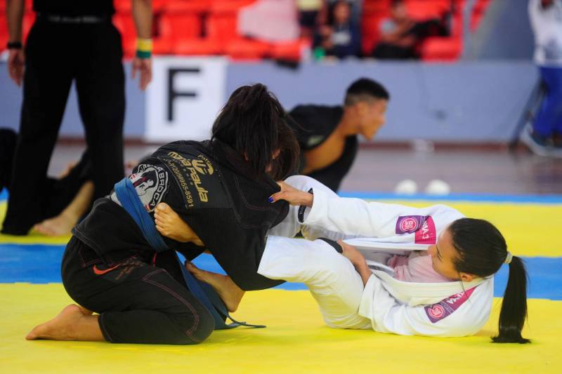 Mais de mil atletas participaram do campeonato Sul-Americano de Jiu-Jitsu Esportivo, realizado neste domingo (25), no Mangueirinho. O evento é parte do calendário da Confederação Brasileira da modalidade e valeu pontos para o ranking nacional, sendo também classificatório para o Mundial de Jiu-Jitsu de 2018.
FOTO: LEANDRO SANTANA / ASCOM SEEL
DATA: 25.03.2018
BELÉM - PARÁ <div class='credito_fotos'>Foto: LEANDRO SANTANA / ASCOM SEEL | <a href='/midias/2018/originais/1bdd607f-b53f-4b69-b2a7-45fed15ce285.jpg' download><i class='fa-solid fa-download'></i> Download</a></div>