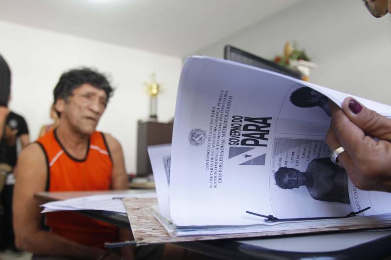 A Superintendência do Sistema Penitenciário do Estado (Susipe) realiza durante todo o mês de junho um mutirão (foto) com atendimento social, judiciário e de saúde no Complexo Prisional de Marituba, onde estão localizados os Presídios Estaduais Metropolitanos I, II e III. Nesta quarta-feira (13) a ação ocorreu no PEM II. O objetivo do mutirão é realizar um atendimento multidisciplinar para identificar as situações jurídicas, sociais, de saúde e educação de todos os 495 detentos custodiados no local. “Agora, os mutirões ficaram mais dinâmicos, pois iremos realizar um atendimento multidisciplinar envolvendo as diversas áreas de atuação da Susipe. Na parte jurídica será feito a atualização do nosso sistema de controle prisional, durante o atendimento ao preso. No setor social iremos avaliar se o preso tem seus documentos válidos, e iremos providenciar a emissão de quem não os possui. Vamos avaliar, também, a escolaridade e providenciar estudo para os presos que quiserem dar continuidade a sua formação, além de acelerar os atendimentos médicos, psicossociais e odontológicos na unidade prisional”, explicou Waléria Albuquerque, coordenadora do mutirão.

FOTO: AKIRA ONUMA / ASCOM SUSIPE
DATA: 13.06.2018
BELÉM - PARÁ <div class='credito_fotos'>Foto: Akira Onuma / Ascom Susipe   |   <a href='/midias/2018/originais/1bddb4c3-9d3b-4837-acb4-61b4b840dff2.jpg' download><i class='fa-solid fa-download'></i> Download</a></div>