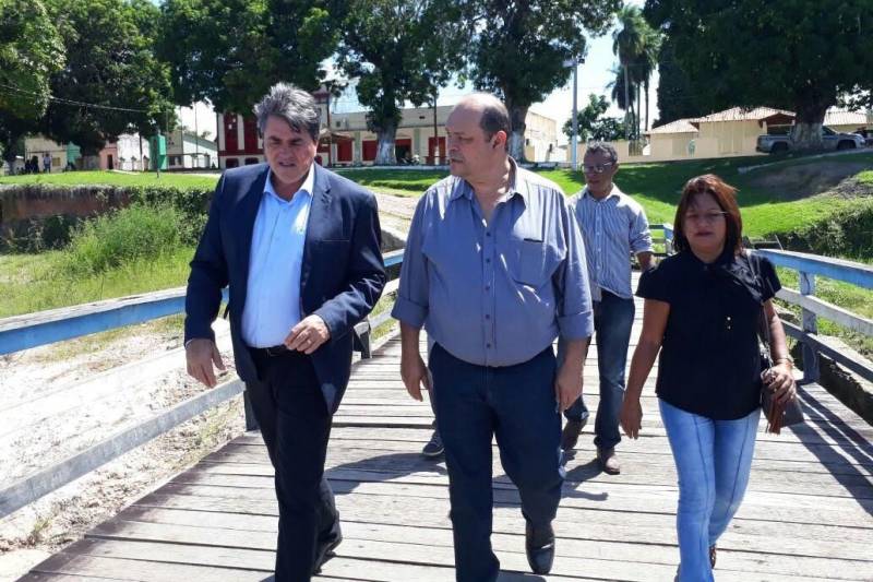 Em Aveiro, na última terça feira (06), o presidente da CPH apresentou ao prefeito Vilson Gonçalves, à vice-prefeita Conci Santiago e à Câmara de Vereadores, o projeto básico para a construção do terminal hidroviário de cargas e passageiros do município.
FOTO: ASCOM / PREFEITURA DE AVEIRO
DATA: 09.02.2018
AVEIRO - PARÁ <div class='credito_fotos'>Foto: ASCOM / PREFEITURA DE AVEIRO | <a href='/midias/2018/originais/1be107a0-e61b-4fea-b7c5-25eafe66005b.jpg' download><i class='fa-solid fa-download'></i> Download</a></div>