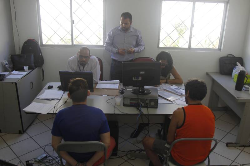 A Superintendência do Sistema Penitenciário do Estado (Susipe) realiza durante todo o mês de junho um mutirão (foto) com atendimento social, judiciário e de saúde no Complexo Prisional de Marituba, onde estão localizados os Presídios Estaduais Metropolitanos I, II e III. Nesta quarta-feira (13) a ação ocorreu no PEM II. O objetivo do mutirão é realizar um atendimento multidisciplinar para identificar as situações jurídicas, sociais, de saúde e educação de todos os 495 detentos custodiados no local. “Agora, os mutirões ficaram mais dinâmicos, pois iremos realizar um atendimento multidisciplinar envolvendo as diversas áreas de atuação da Susipe. Na parte jurídica será feito a atualização do nosso sistema de controle prisional, durante o atendimento ao preso. No setor social iremos avaliar se o preso tem seus documentos válidos, e iremos providenciar a emissão de quem não os possui. Vamos avaliar, também, a escolaridade e providenciar estudo para os presos que quiserem dar continuidade a sua formação, além de acelerar os atendimentos médicos, psicossociais e odontológicos na unidade prisional”, explicou Waléria Albuquerque, coordenadora do mutirão.

FOTO: AKIRA ONUMA / ASCOM SUSIPE
DATA: 13.06.2018
BELÉM - PARÁ <div class='credito_fotos'>Foto: Akira Onuma / Ascom Susipe   |   <a href='/midias/2018/originais/1be54db1-e4e4-498f-818b-cebaf8fe1a3c.jpg' download><i class='fa-solid fa-download'></i> Download</a></div>