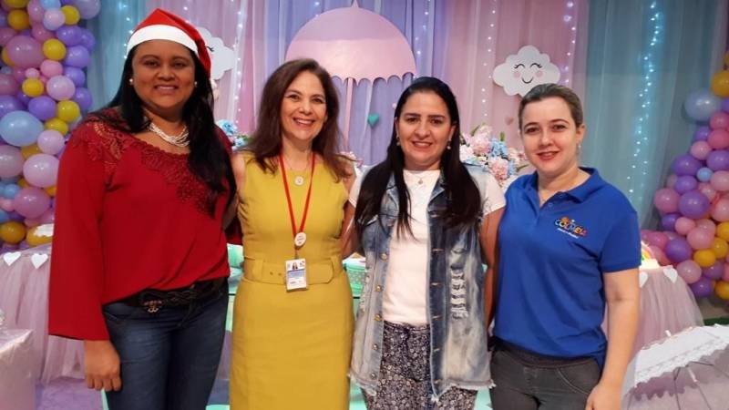 Cerca de 60 crianças com doenças hematológicas e que fazem acompanhamento na Fundação Centro de Hemoterapia e Hematologia do Pará (Hemopa) tiveram uma quinta-feira especial. Com direito a muitas brincadeiras, animação, Papai Noel e presentes, elas participaram de uma Festa de Natal em um parque infantil. A ação é resultado do trabalho de humanização da Fundação e tudo, do espaço aos presentes, foi fruto do voluntariado. Na foto (esq/dir), a gerente de Serviço Social, Cristina Santos; a presidente da Fundação Hemopa, Ana Suely Leite Saraiva; a gerente do espaço, Roberta Ribeiro e a representante da casa Colmeia Park e Buffet Infantil.

FOTO: ASCOM / HEMOPA
DATA: 20.12.2018
BELÉM - PARÁ <div class='credito_fotos'>Foto: Ascom Hemopa   |   <a href='/midias/2018/originais/1be9addf-68bb-4bb4-992c-2af308ef387b.jpg' download><i class='fa-solid fa-download'></i> Download</a></div>