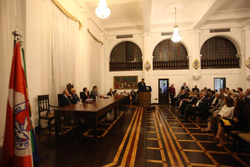 O governador Simão Jatene foi homenageado pela Associação do Corpo Consular no Estado do Pará (ACCP) com a Comenda do Mérito Consular João Clemente Baena Soares. A maior honraria da entidade foi entregue na noite desta quinta-feira (22), no salão nobre do prédio sede da Associação Comercial do Pará (ACP), em Belém.
FOTO: IGOR BRANDÃO / AG. PARÁ
DATA: 22.02.2018
BELÉM - PARÁ <div class='credito_fotos'>Foto: IGOR BRANDÃO / AG. PARÁ | <a href='/midias/2018/originais/1beb342b-3bf1-449b-a431-c68bf7bdb03f.jpg' download><i class='fa-solid fa-download'></i> Download</a></div>