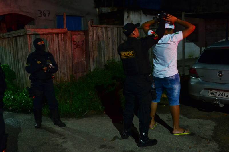 Para garantir a tranquilidade da população e estabelecer a ordem em locais de grande movimentação no distrito de Icoaraci, em Belém, foi deflagrada na noite deste domingo, 6, a Operação Hypnos, realizada pela Polícia Militar em parceria com outros órgãos de segurança pública e do sistema judiciário.
FOTO: ELIELSON MODESTO / ASCOM SEGUP
DATA: 06.05.2018
BELÉM - PARÁ <div class='credito_fotos'>Foto: Elielson Modesto / Ascom Segup | <a href='/midias/2018/originais/1bf2678d-b987-46b0-9a27-7c37396a6a09.jpg' download><i class='fa-solid fa-download'></i> Download</a></div>