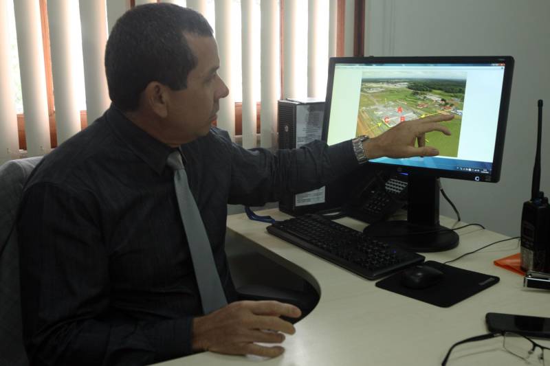 A comitiva nacional dos direitos humanos foi recebida por representantes da Secretaria de Estado de Segurança Pública e da Defesa Social (Segup) para dialogar sobre as medidas já colocadas em prática frente ao ocorrido no Centro de Recuperação Penitenciário do Pará III (CRPP III), na última terça-feira, 10. A reunião foi nesta sexta-feira, 13, na sede da secretaria. Na foto, o secretário adjunto de gestão operacional da Segup, coronel André Cunha.
FOTO: CARLOS SODRÉ / AG. PARÁ
DATA: 13.04.2018
BELÉM - PARÁ <div class='credito_fotos'>Foto: CARLOS SODRÉ / AG. PARÁ | <a href='/midias/2018/originais/1bf6f2ff-5133-4cb8-8277-78e79750fcf2.jpg' download><i class='fa-solid fa-download'></i> Download</a></div>