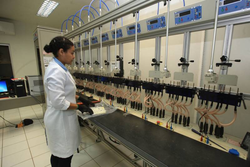 Outro órgão que trabalha na defesa do consumidor, mas dessa vez com atuação antes mesmo da venda ser concretizada, é o Imetropará, órgão delegado do Inmetro (Instituto Nacional de Metrologia, Qualidade e Tecnologia), integrante da Rede Brasileira de Metrologia Legal e Qualidade (RBMLQ/Inmetro). De acordo com dados do Imetropará, os medidores de energia elétrica (foto) são os mais demandados pela população na hora de solicitar uma vistoria do Instituto para atestar irregularidades, mas também são muito recorrentes os problemas com balanças.
FOTO: CARLOS SODRÉ / AG. PARÁ
DATA: 15.03.2018
BELÉM - PARÁ <div class='credito_fotos'>Foto: CARLOS SODRÉ / AG. PARÁ | <a href='/midias/2018/originais/1c0368f0-815e-4ebd-84b2-fa799f02d4f6.jpg' download><i class='fa-solid fa-download'></i> Download</a></div>