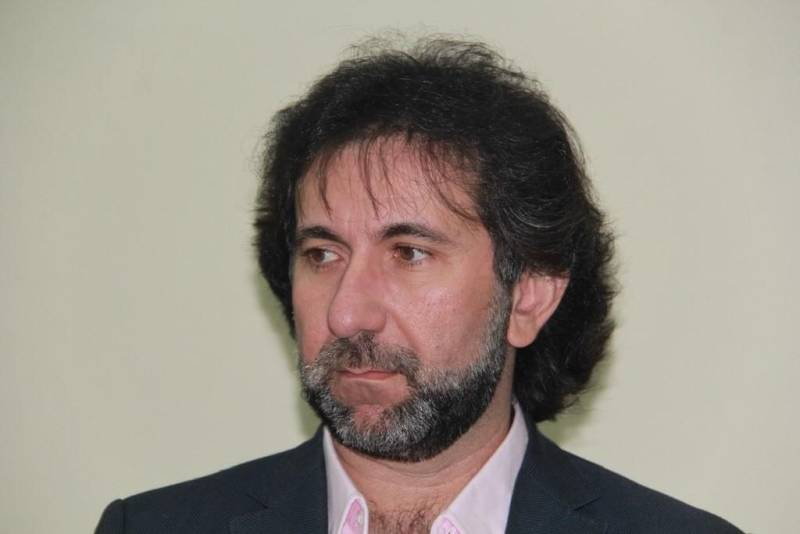 Exercer a cidadania por meio do voto é um direito constitucional de todo cidadão brasileiro, incluindo adolescentes e jovens que cumprem medidas socioeducativas de privação de liberdade. Nesse sentido, a Fundação de Atendimento Socioeducativo do Pará (Fasepa) e o Tribunal Regional Eleitoral (TRE-PA) assinaram nesta terça-feira (10), um termo que possibilitará que os jovens participem de forma efetiva do processo eleitoral de 2018, nos espaços mantidos pela Fundação. Além de assegurar o direito de votar a um maior número de jovens, considerando as especificidades da medida socioeducativa, a iniciativa visa estimular de forma inclusiva e participativa o protagonismo dos socioeducandos. Na foto, o presidente da Fasepa, Simão Bastos.
FOTO: ALBERTO PASSOS / ASCOM FASEPA
DATA: 10.04.2018
BELÉM - PARÁ <div class='credito_fotos'>Foto: ALBERTO PASSOS/ ASCOM FASEPA | <a href='/midias/2018/originais/1c061741-6e07-4e18-8130-f002a14ef525.jpg' download><i class='fa-solid fa-download'></i> Download</a></div>