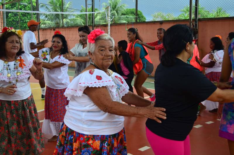 Há três anos, a Escola Municipal “Dr. Lauro Chaves”, na comunidade Baía do Sol, no Distrito de Mosqueiro, em Belém, promove a “Semana da Família”, com atividades que integram profissionais da unidade, pais e alunos. A última edição do evento contou com a participação mais efetiva da Polícia Militar e de um maior número de familiares.
FOTO: ELIELSON MODESTO / ASCOM SEGUP
DATA: 12.05.2018
MOSQUEIRO - PARÁ <div class='credito_fotos'>Foto: Elielson Modesto / Ascom Segup | <a href='/midias/2018/originais/1c07e063-9578-47be-9386-bbdd4d999f07.jpg' download><i class='fa-solid fa-download'></i> Download</a></div>