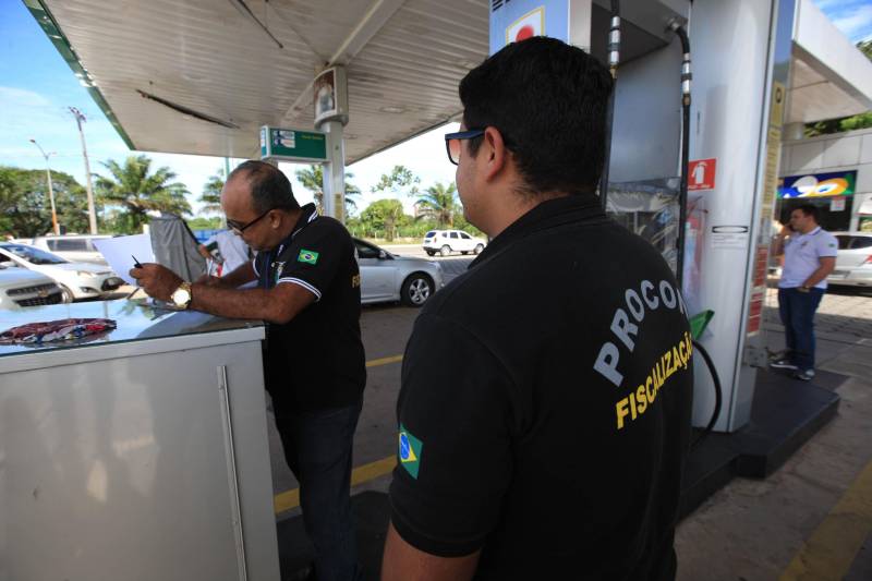 A Diretoria de Proteção e Defesa do Consumidor ( Procon) da Secretaria de Estado de Justiça e Direitos Humanos ( Sejudh) está nas ruas desde a última quinta-feira (24) averiguando a comercialização nos postos de combustíveis na Região Metropolitana de Belém.
FOTO: MÁCIO FERREIRA / AG. PARÁ
DATA: 25.05.2018
BELÉM - PARÁ <div class='credito_fotos'>Foto: MÁCIO FERREIRA/ AG. PARÁ | <a href='/midias/2018/originais/1c089a59-3b38-4439-b9e6-b5409ffc5e63.jpg' download><i class='fa-solid fa-download'></i> Download</a></div>