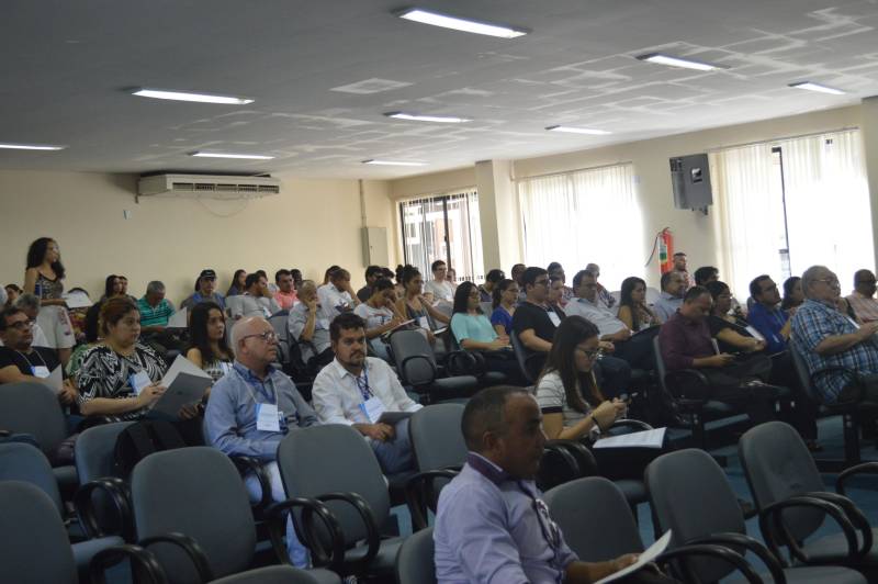 A geração de conhecimento sobre os sistemas aquíferos esteve entre os motivos da apresentação (foto), na quarta-feira (13), em Belém, dos estudos hidrogeológicos para a gestão das águas subterrâneas da Região Metropolitana de Belém (RMB), em fase de finalização. O seminário promovido pela Agência Nacional das Águas (ANA) teve a participação da Secretaria de Meio Ambiente e Sustentabilidade (Semas) e outras instituições que trabalham com serviços geológicos em âmbitos federal, estadual e municipais. Estavam presentes representantes da Universidade Federal do Pará (UFPA), da Universidade Estadual do Pará (Uepa), da Companhia de Pesquisas de Recursos Minerais (CPRM), da Fundação Nacional da Saúde (Funasa), da Companhia de Saneamento do Pará (Cosanpa), dos municípios da RMB e estudantes interessados no assunto.

FOTO: ASCOM / SEMAS
DATA: 14.06.2018
BELÉM - PARÁ <div class='credito_fotos'>Foto: ASCOM SEMAS   |   <a href='/midias/2018/originais/1c0dfc9e-7ff3-402d-bf69-efbc1d53d6aa.jpg' download><i class='fa-solid fa-download'></i> Download</a></div>