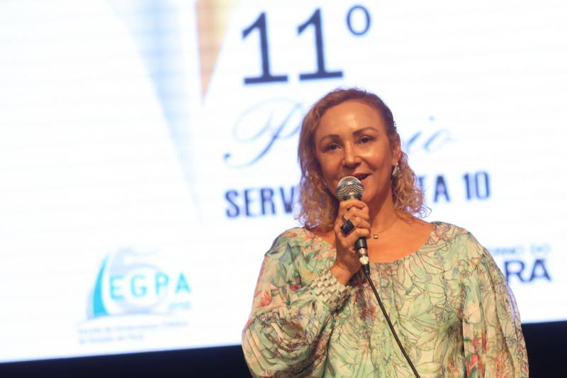 A servidora pública estadual Terezinha Medeiros, 61 anos, que trabalha há 33 na Fundação Santa Casa de Misericórdia do Pará foi a sorteada entre 53 servidores para receber o Prêmio de Servidor Nota 10 de 2018. Ela representa os 107 mil servidores que fazem parte do quadro do Governo do Pará. A premiação aconteceu durante cerimônia realizada na noite desta terça-feira (6), no Teatro Margarida Schivasappa (Centur). Esta foi a 11ª edição do Prêmio Servidor Nota 10. Na foto, a secretária de estado de Administração Alice Viana.
FOTO: CARLOS SODRÉ / AG. PARÁ
DATA: 06.11.2018
BELÉM - PARÁ <div class='credito_fotos'>Foto: CARLOS SODRÉ / AG. PARÁ | <a href='/midias/2018/originais/1c10fdb7-e42d-410f-82d4-6073ab483358.jpg' download><i class='fa-solid fa-download'></i> Download</a></div>