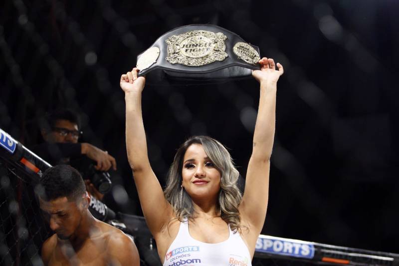 O mundo do MMA conheceu neste sábado os novos guerreiros paraenses. Dos 34 lutadores que entraram no octógono do Jungle Fight 93, 31 representaram o estado. Destaque para Ivanildo Monstrinho e Francisco Figueiredo, que conquistaram os cinturões interinos das categorias 57kg e 61kg, respectivamente, diante do público que lotou o Centro de Convenções da Amazônia – Hangar, com apoio da Secretaria de Estado de Esporte e Lazer.
FOTO: THIAGO GOMES / AG. PARÁ
DATA: 28.04.2018
BELÉM - PARÁ <div class='credito_fotos'>Foto: Thiago Gomes /Ag. Pará | <a href='/midias/2018/originais/1c13c009-285e-4e67-93fd-2f333f9c8ca9.jpg' download><i class='fa-solid fa-download'></i> Download</a></div>