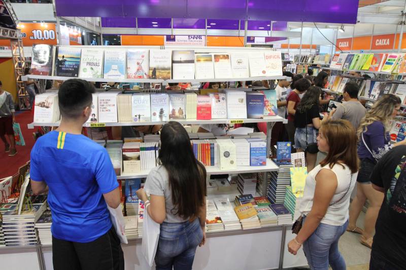 Corredores do Hangar Centro de Convenções durante a XXII Feira Pan-Amazônica do Livro, que começou neste sábado (2), em Belém. Um grande público compareceu ao segundo dia da feira, aproveitando as atrações culturais e as exposições nos estandes de livros na tarde de domingo.
FOTO: CRISTINO MARTINS / AG. PARÁ
DATA: 03.06.2018
BELÉM - PARÁ <div class='credito_fotos'>Foto: Cristino Martins/Ag. Pará | <a href='/midias/2018/originais/1c145185-9ed5-4143-bbf8-febade9fe046.jpg' download><i class='fa-solid fa-download'></i> Download</a></div>