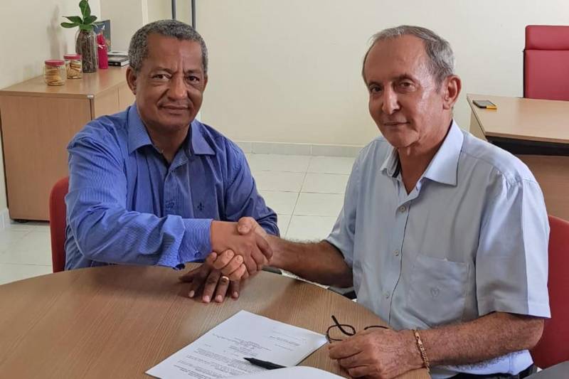 Treze municípios do sul e sudeste do Estado, que decretaram situação de emergência por conta do período chuvoso, receberam o repasse de R$ 400 mil reais cada para melhorar a trafegabilidades de estradas e vicinais. O recurso de convênios emergenciais é resultado de uma parceria entre a Secretaria de Estado de Transportes (Setran), o Centro Regional de Governo do Sudeste do Pará (CRGSP) e a Coordenadoria Estadual de Defesa Civil. Rio Maria, Conceição do Araguaia, Xinguara e Itupiranga vão utilizar o dinheiro para aquisição de combustível usado nas máquinas para a restauração das vias. O coordenador da Defesa Civil do Município de Itupiranga, Nandiel Silva, explica que o recurso está disponível desde meados de maio. “Uma ajuda do governo do Estado que veio em boa hora porque mesmo que o período do inverno já tenha passado,  só agora se inicia o momento propício para a realização das obras”, concluiu. Na foto, o Coordenador de Infraestrutura e Obras do Centro Regional de Governo do Sudeste, Benjamim Tasca (e), na assinatura de convênio com os municipios.

FOTO: KÉLIA SANTOS / ASCOM CRGSP
DATA: 04.06.2018
MARABÁ - PARÁ <div class='credito_fotos'>Foto: KÉLIA SANTOS / ASCOM CRGSP   |   <a href='/midias/2018/originais/1c1aa5e5-b960-4358-8404-2f03284a558b.jpg' download><i class='fa-solid fa-download'></i> Download</a></div>