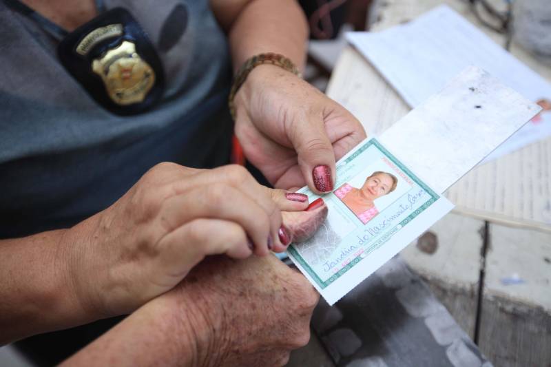 Nesta sexta-feira, uma programação (foto) alegre e diferenciada marcou as comemorações pelos 14 anos do Pro Paz no Pará, iniciativa que surgiu em 2004 como um programa do Governo do Estado, convertida mais tarde em política pública por força de decreto, até se consolidar, em 2015, na Fundação Pro Paz, que tem a missão de racionalizar e ordenar recursos e ações para transformar a vida de milhares de paraenses em situação de vulnerabilidade social. A existência do Pro Paz fez do Pará vanguarda na Federação, por ser o único estado que possui, há mais de dez anos, um protocolo padrão para atendimento a crianças e adolescentes vítimas de violência que é modelo para o Brasil, referendado pela ONG Childhood Brasil e reconhecido pela ONU. O modelo referência do trabalho do Pro Paz foi que levou o Pará a ganhar da Organização das Nações Unidas (ONU), em 2015, o reconhecimento por manter uma das onze melhores práticas das Américas para a integração de sistemas de segurança pública com políticas sociais.
FOTO: MÁCIO FERREIRA / AG. PARÁ
DATA: 29.06.2018
BELÉM - PARÁ <div class='credito_fotos'>Foto: MÁCIO FERREIRA/ AG. PARÁ | <a href='/midias/2018/originais/1c1c8edd-24ec-4c65-97d8-f47cd7017c4a.jpg' download><i class='fa-solid fa-download'></i> Download</a></div>