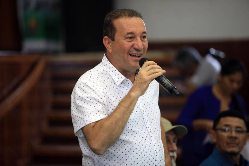 O produtor rural Nilson Corrêa da Silva, 23 anos, mora na comunidade Santo Ezequiel Moreno e produz alimentos em 700 hectares de terra na agrovila Acutipereira, no município de Portel, no arquipélago do Marajó. Mesmo morando e produzindo alimentos na comunidade, ele não possuía título de propriedade de terra. Para beneficiar produtores como Nilson, o governador Simão Jatene entregou, na manhã desta sexta-feira (23), títulos coletivos que beneficiaram mais de mil famílias. Os títulos também beneficiaram comunidades remanescentes de quilombos e povos tradicionais do município marajoara. O Pará foi o Estado que mais titulou áreas em prol dos remanescentes de quilombos no Brasil. Das 170 comunidades tituladas no país, 62 estão no Pará, sendo que destas 53 foram tituladas pelo Instituto de Terras do Pará (Iterpa).

FOTO: MÁCIO FERREIRA / AG. PARÁ
DATA: 23.03.2018
PORTEL - PARÁ <div class='credito_fotos'>Foto: MÁCIO FERREIRA/ AG. PARÁ   |   <a href='/midias/2018/originais/1c1d4070-6136-4ce5-9c3b-8ae87f85756a.jpg' download><i class='fa-solid fa-download'></i> Download</a></div>