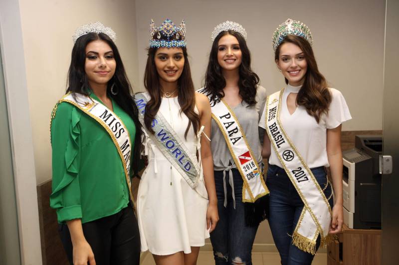 Há seis anos, o combate à hanseníase é a causa escolhida pela organização do Concurso Miss Mundo para ser trabalhada pelas eleitas no certame de beleza. A atual dona da coroa, a indiana Manushi Chhillar, e a atual Miss Brasil Mundo, Gabrielle Vilela, foram recebidas na manhã desta sexta-feira (20), em agenda institucional, pelo governador Simão Jatene e o secretário de Estado de Saúde Pública, Vitor Mateus. A comitiva está em Belém para a promoção de ações sociais de combate à doença. O encontro ocorreu no Palácio do Governo, na capital paraense. A programação do “Beleza com Propósito” no Brasil integra encontros com governantes e autoridades de outros Estados da Federação. Durante a semana, a comitiva foi recebida em São Paulo, no Palácio dos Bandeirantes, onde deu início à campanha do agasalho. Também foi a Brasília apoiar a Associação de Pais e Amigos dos Excepcionais do Distrito Federal (Apae-DF), sendo recebida pelo governador do Distrito Federal, Rodrigo Rollemberg.
FOTO: SIDNEY OLIVEIRA / AG. PARÁ
DATA: 20.04.2018
BELÉM - PARÁ <div class='credito_fotos'>Foto: Sidney Oliveira/Ag. Pará | <a href='/midias/2018/originais/1c1e0eb5-bae2-4f7d-a4ea-b12f0592b227.jpg' download><i class='fa-solid fa-download'></i> Download</a></div>