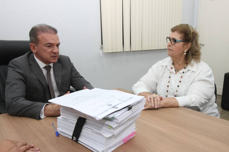 A comissão do governo atual, comandada pelo Procurador-Geral do Estado, Ophir Cavalcante Júnior (e), e pelo Auditor-Geral do Estado, Roberto Amoras, se reuniu nesta terça-feira (27), com os membros da comissão do governo eleito, Maria Eugenia Rio (d), Eduardo Ribeiro, Hana Sampaio Ghassan e Fabrício de Paula.

FOTO: CARLOS SODRÉ / AG. PARÁ
DATA: 27.11.2018
BELÉM - PARÁ <div class='credito_fotos'>Foto: CARLOS SODRÉ / AG. PARÁ    |   <a href='/midias/2018/originais/1c1f02f2-1f0c-459e-82e1-f9f4df8c166a.jpg' download><i class='fa-solid fa-download'></i> Download</a></div>