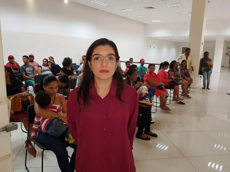 Diante da grande procura por emissão de carteira de identidade na Estação Cidadania Marabá, no sudeste paraense, a fila de espera para tirar o Registro Geral (RG) já previa atendimento até 2019. Para reduzir esse tempo de espera, a Polícia Civil do Pará começou nesta sexta-feira (23) a “Operação Polícia Cidadã”, no segundo piso do Shopping Center da sede municipal. O mutirão, que conta com 11 servidores da Secretaria de Estado de Segurança Pública e Defesa Social (Segup), prevê a emissão de 300 documentos por dia. Na foto, a coordenadora da Estação Cidadania, Isabela Rodrigues.
FOTO: KÉLIA SANTOS / ASCOM CRGSP
DATA: 23.03.2018
MARABÁ - PARÁ <div class='credito_fotos'>Foto: KÉLIA SANTOS / ASCOM CRGSP | <a href='/midias/2018/originais/1c1f4149-0825-47d2-aeac-10902020d6ca.jpg' download><i class='fa-solid fa-download'></i> Download</a></div>